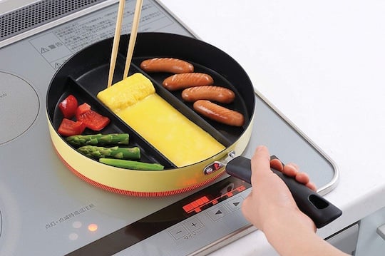 https://www.japantrendshop.com/img/arnest/tamagoyaki-japanese-omelette-divided-frying-pan-2.jpg