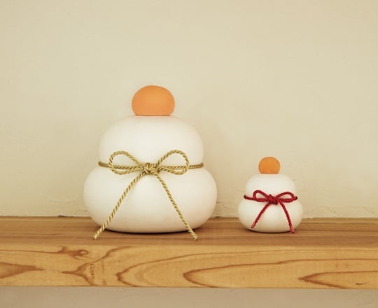 Kagami Mochi Diatomaceous Earth Ornament - Keisodo traditional New Year decoration - Japan Trend Shop