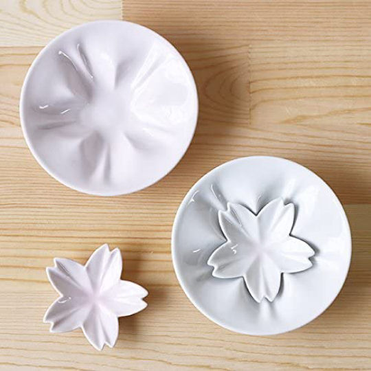 Hiracle Sakura Mini Plates Set (4 Plates) - Cherry blossom-shaped porcelain serveware - Japan Trend Shop